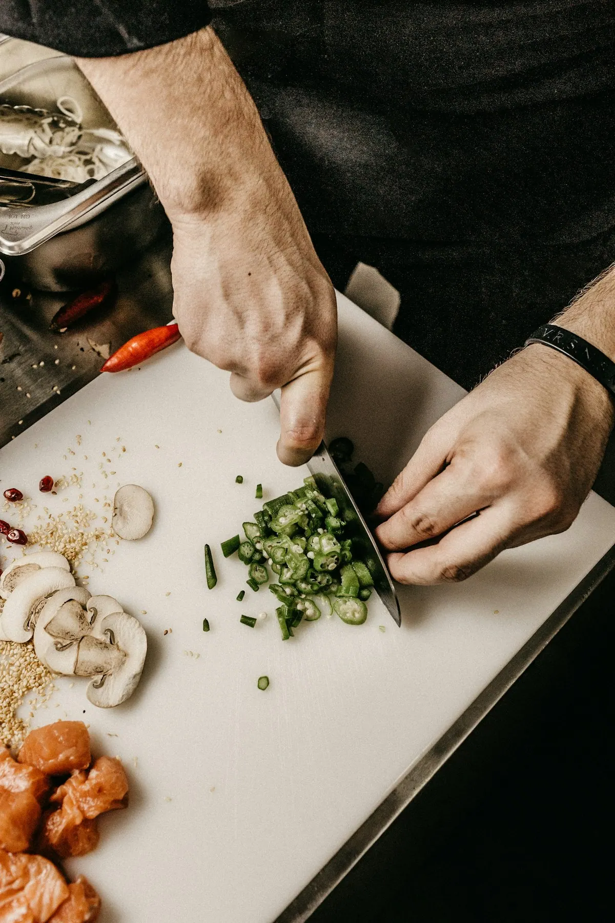 Equipo de cocina trabajando en un restaurante