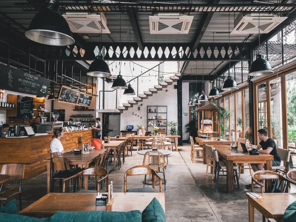 Interior cuidado de un restaurante