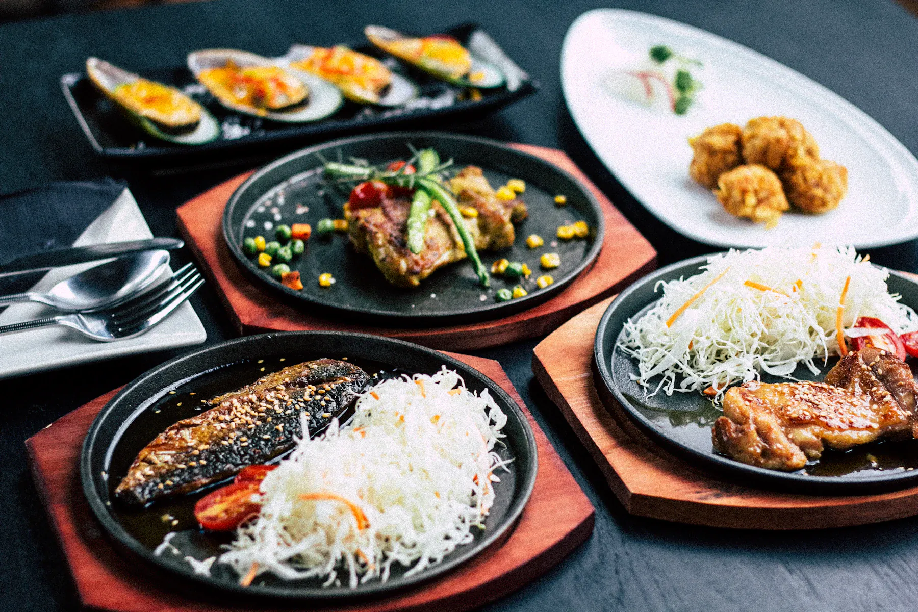 Mesa mediterránea con platos para compartir