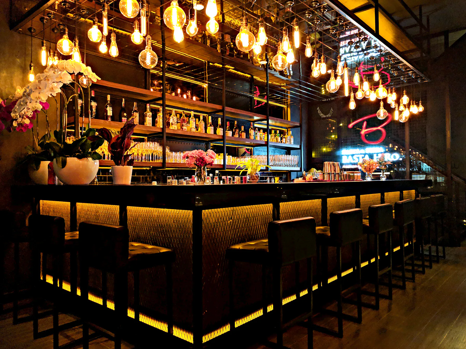 Interior de bar moderno con ambiente cálido