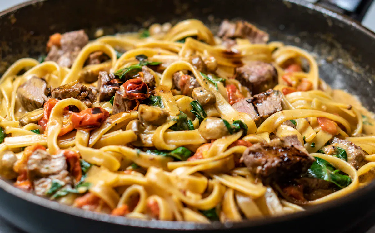 Pasta italiana servida con queso y tomate