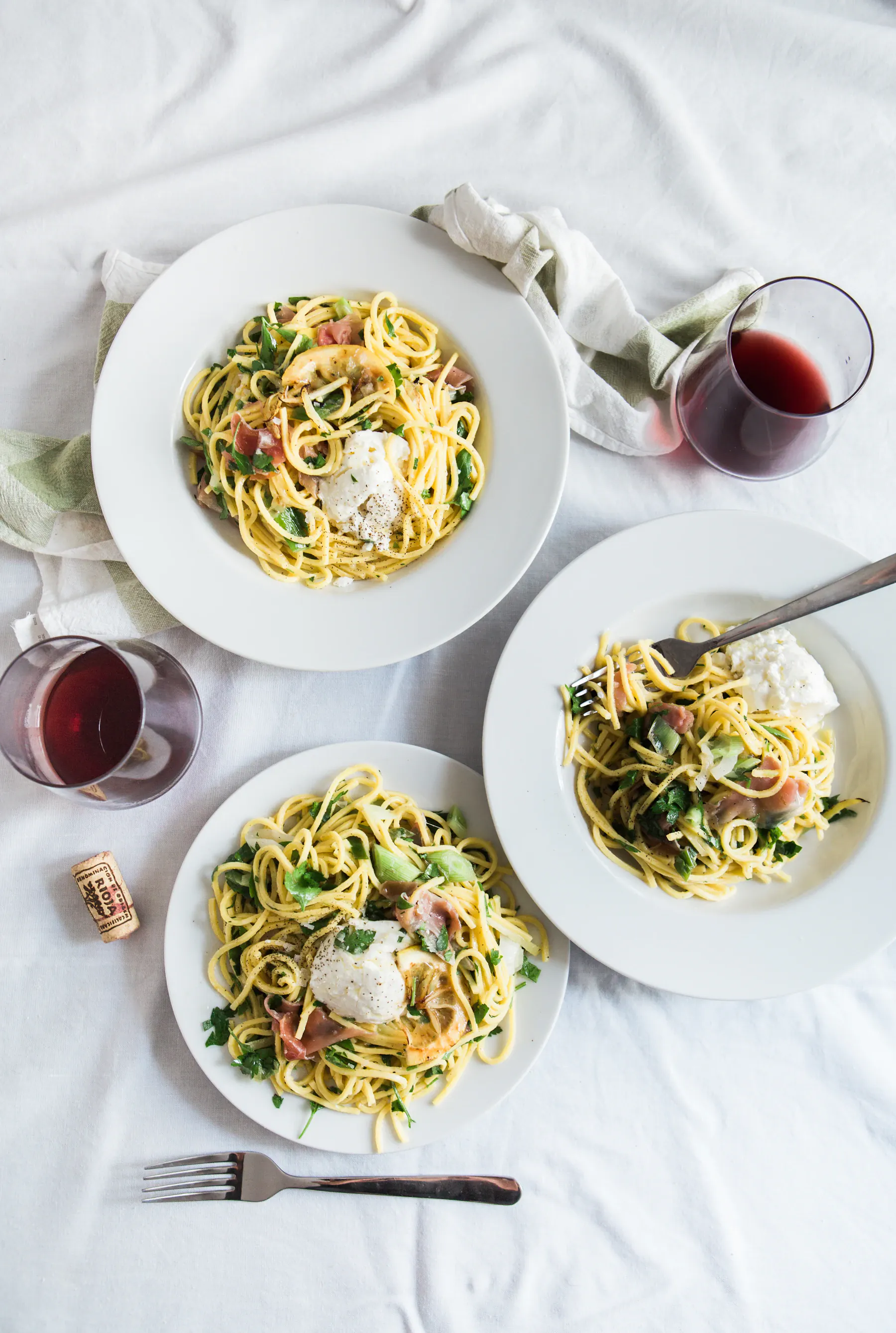Plato de pasta italiana con ingredientes frescos