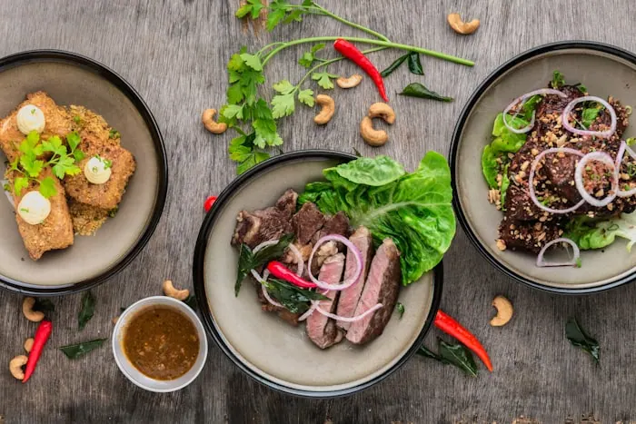 Platos servidos sobre una mesa de restaurante