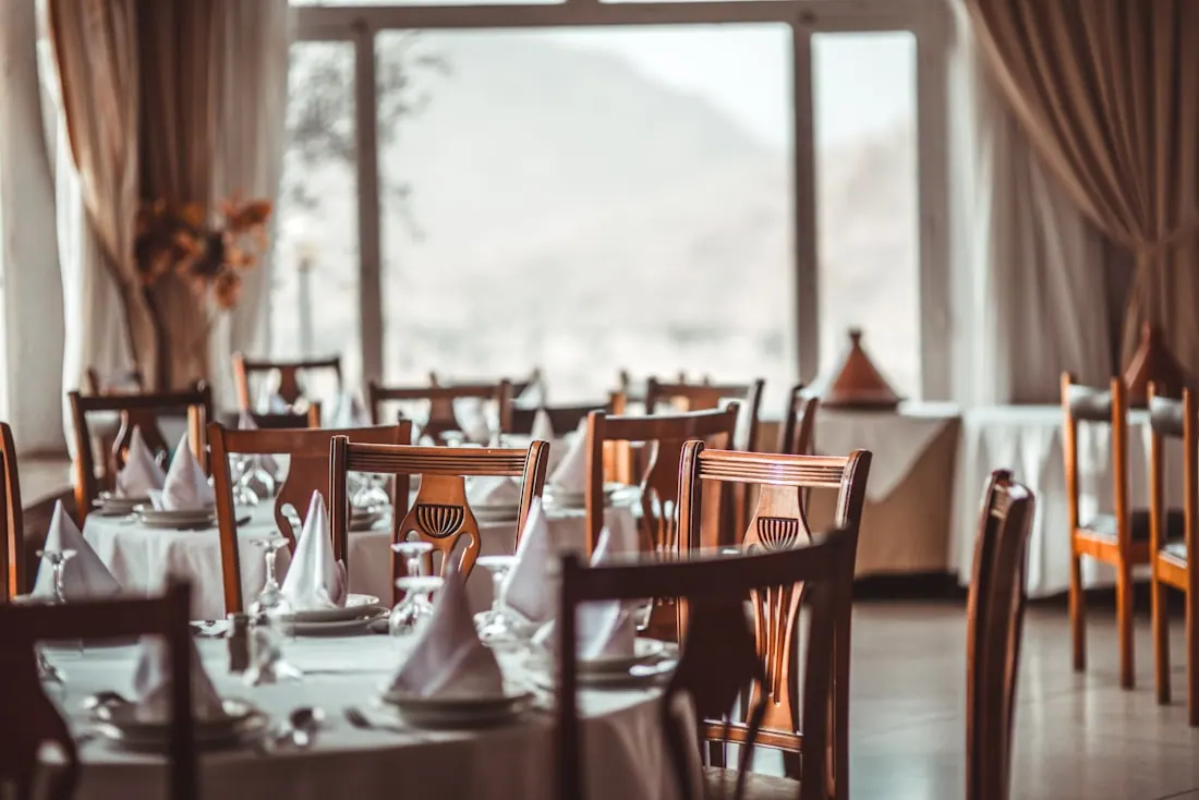 Mesa de restaurante elegante con platos y copas