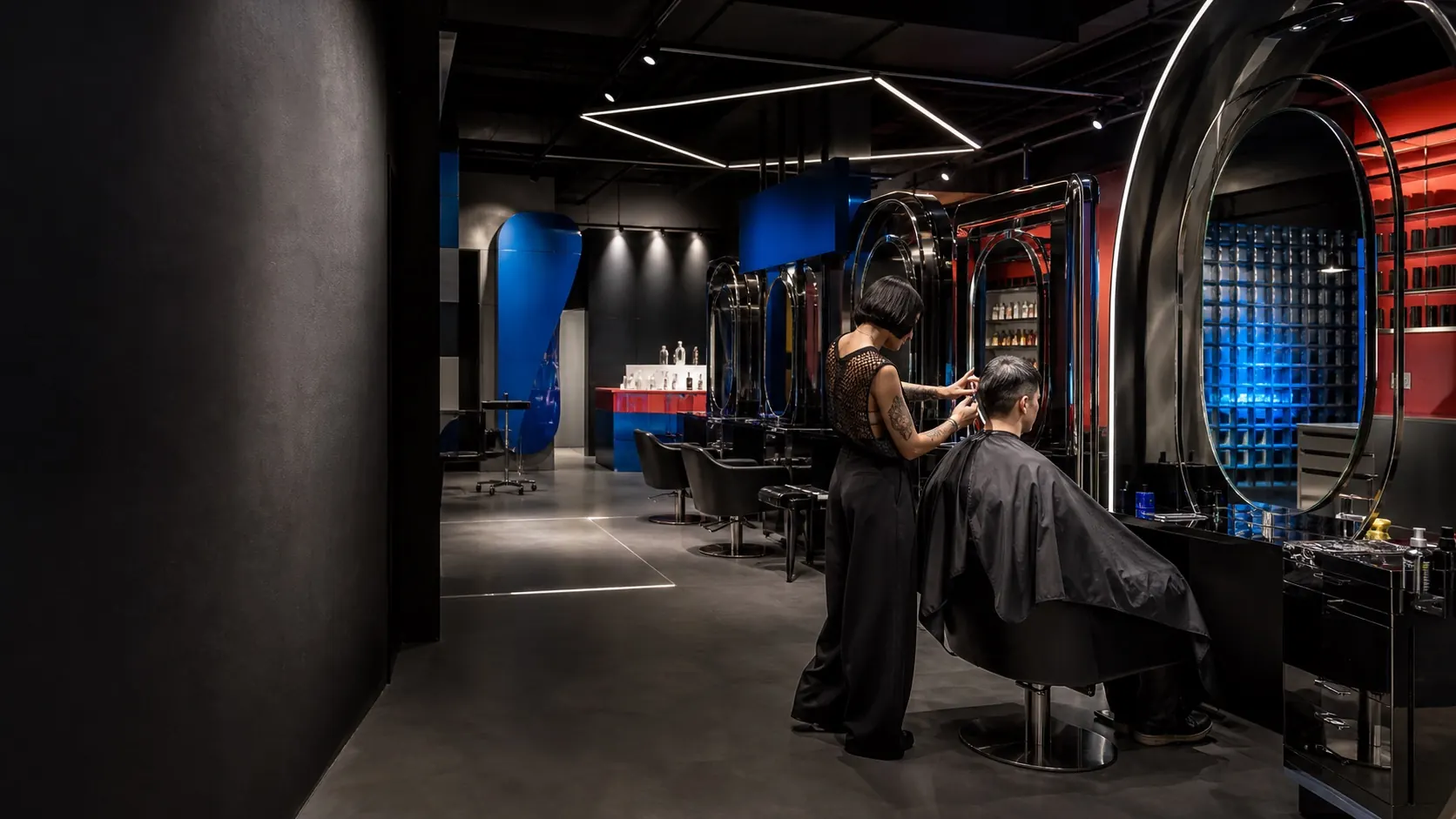 Salón urbano Corte 47 en negro, azul y rojo